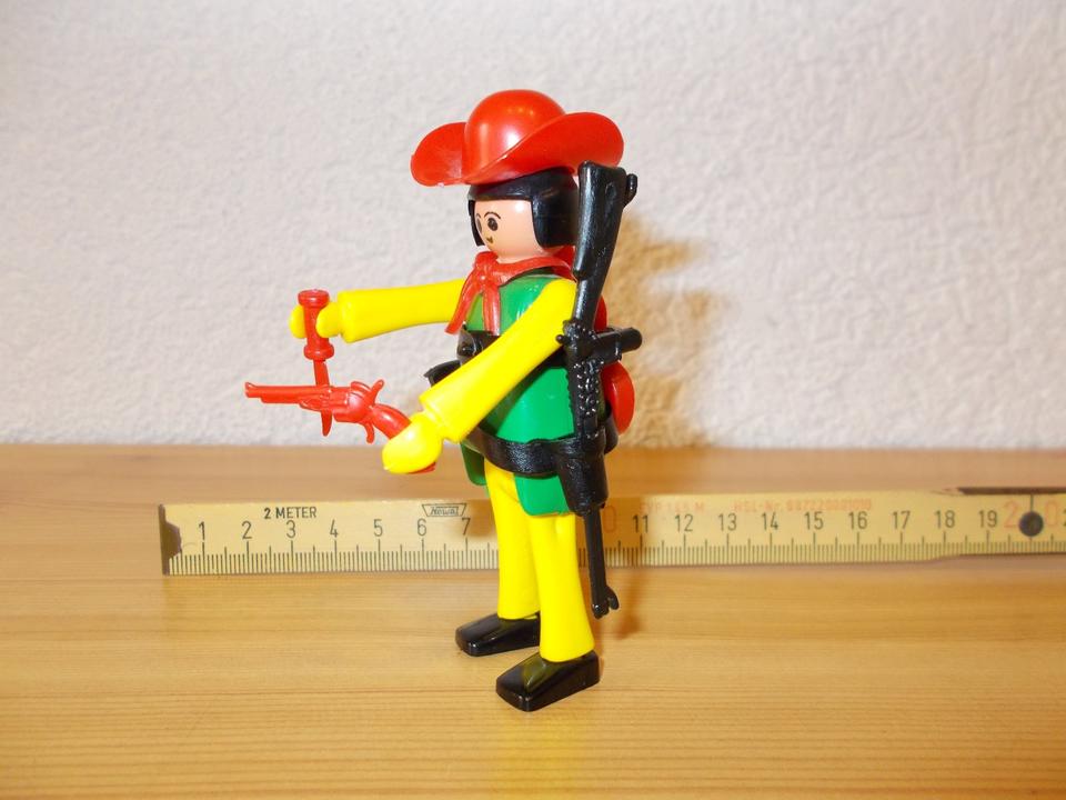 PLAYMOBIL Cowboy Figur mit Bowie Messer Colt Gewehr Gitarre in Großolbersdorf