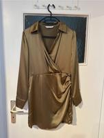 Stradivarius Satin Kleid in Wickeloptik M Düsseldorf - Derendorf Vorschau