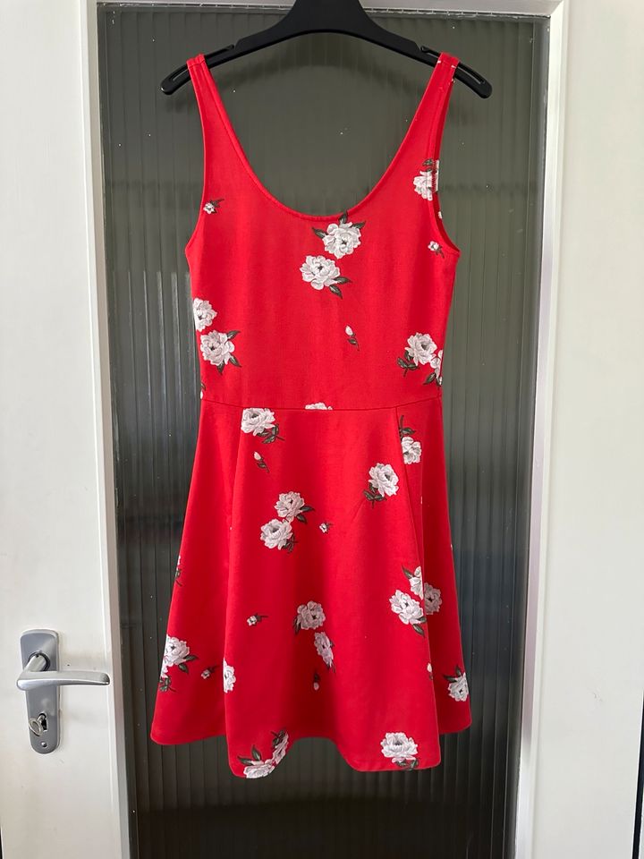 Sommerkleid, Größe 36 S. Mit Blumen von H&M neuwertig rot in Freiburg im Breisgau