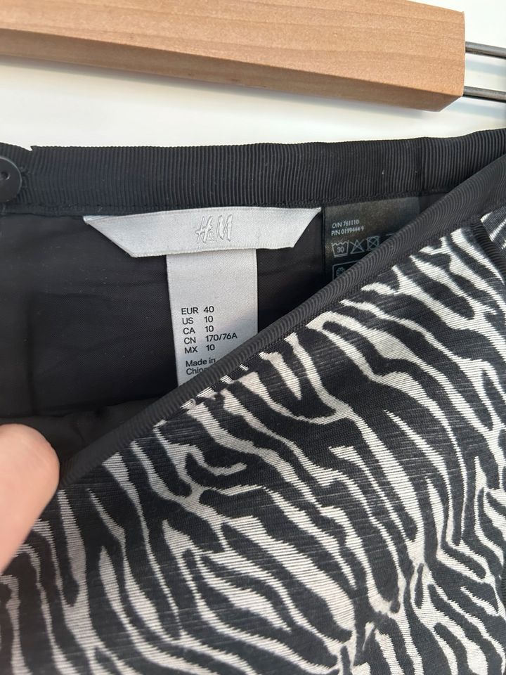 H&M 40 Kostüm Rock Blazer Anzug schwarz weiß Zebra in Bockhorn