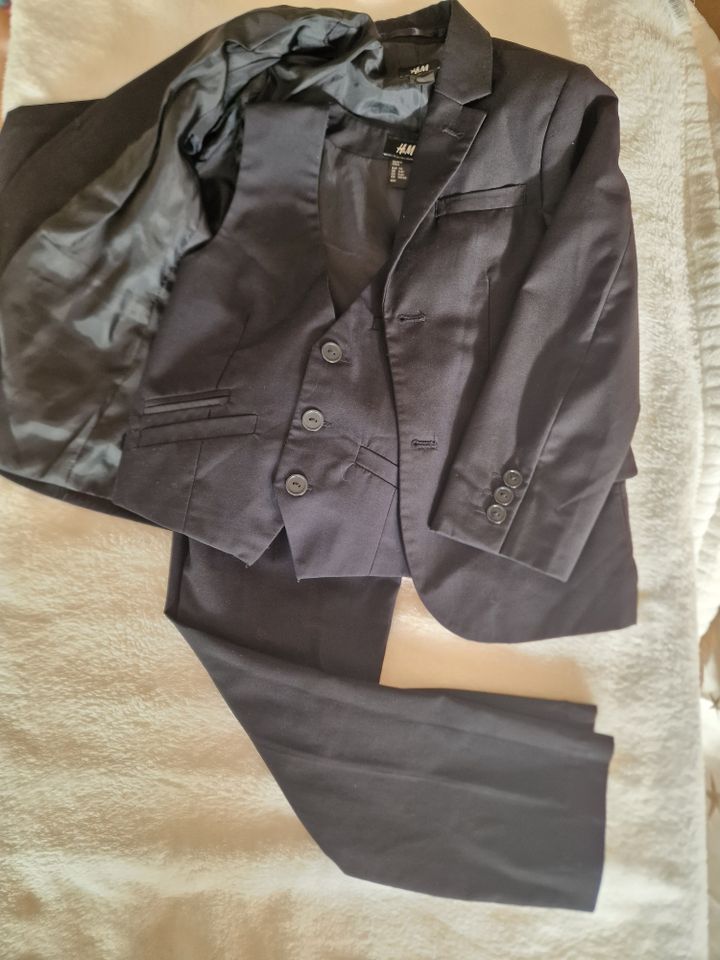 Anzug mit Blazer, Anzughose und Gilet, schwarz, Gr. 116 in Freilassing