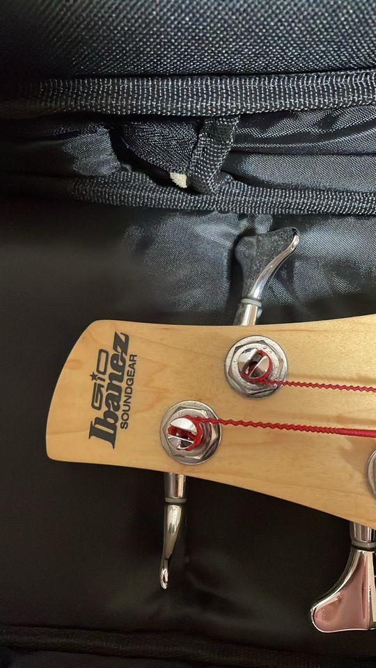 E Bass - selten gebraucht (mit Verstärker und Gitarren Ständer) in Polch