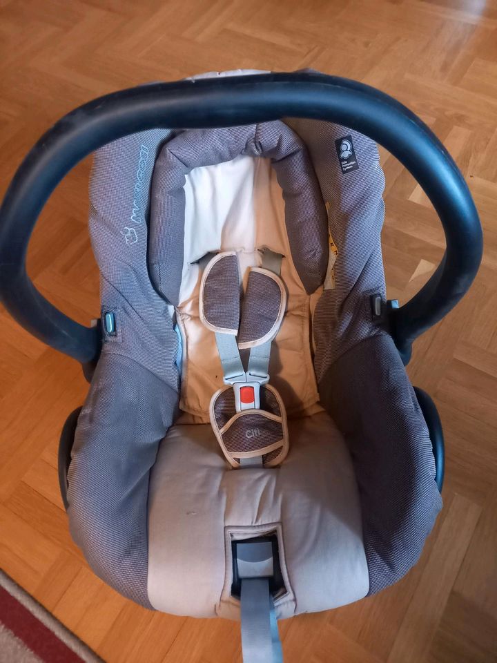 Maxi Cosi Babyschale in Ertingen