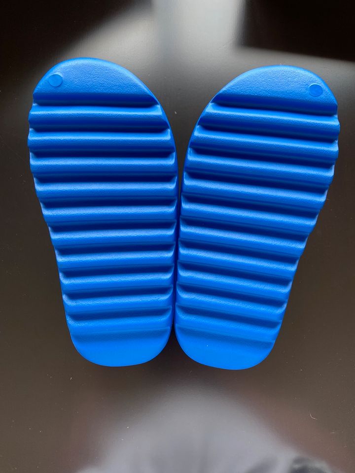 Adidas Yeezy Slide Azure (US10/EU44.5) in Bissendorf