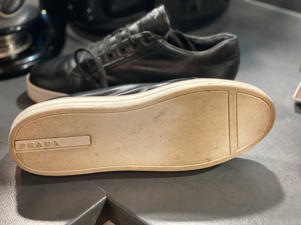 Prada Sneaker unisex - schwarze Sneaker mit weißer Sohle in Köln