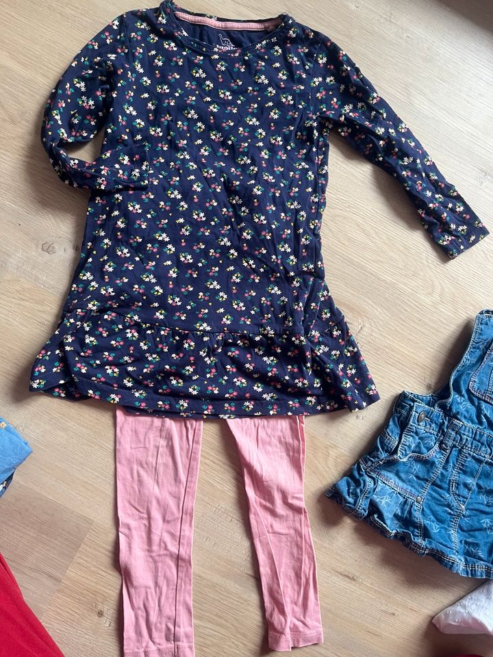 Kleiderpaket Set Kleidung Mädchen Gr. 110 Bluse Kleid Jeanskleide in Tuttlingen