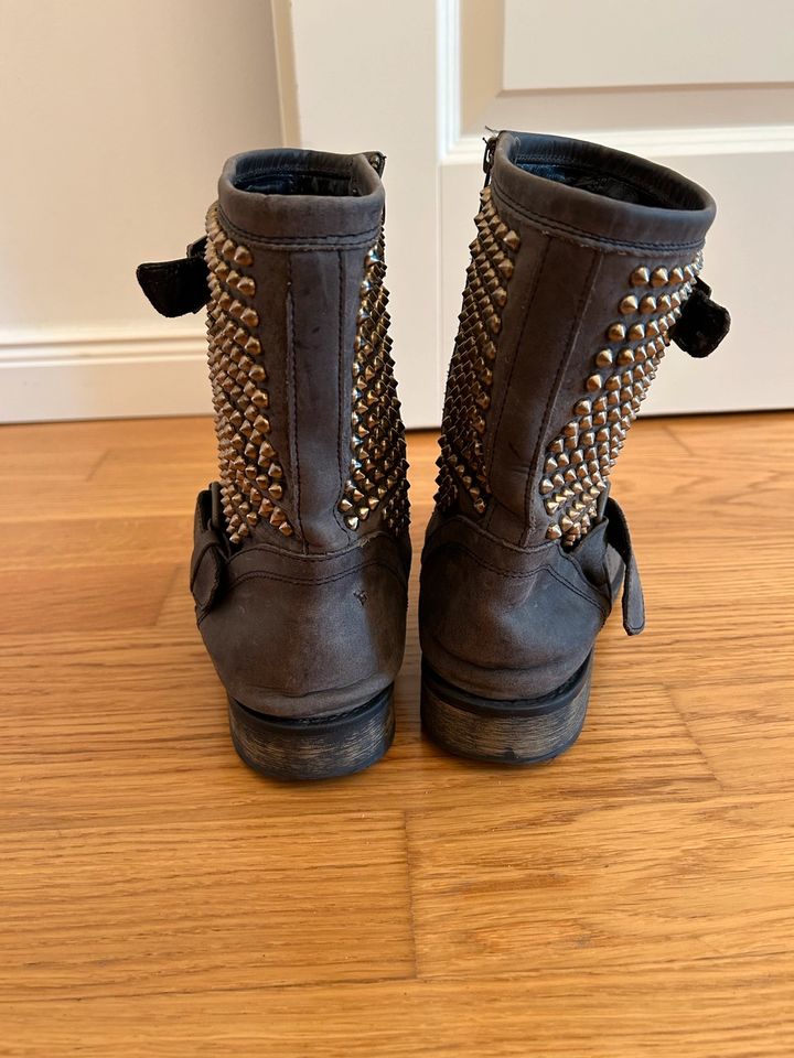 STEVE MADDEN Boots grau schnallen Nieten 40 in Frankfurt am Main