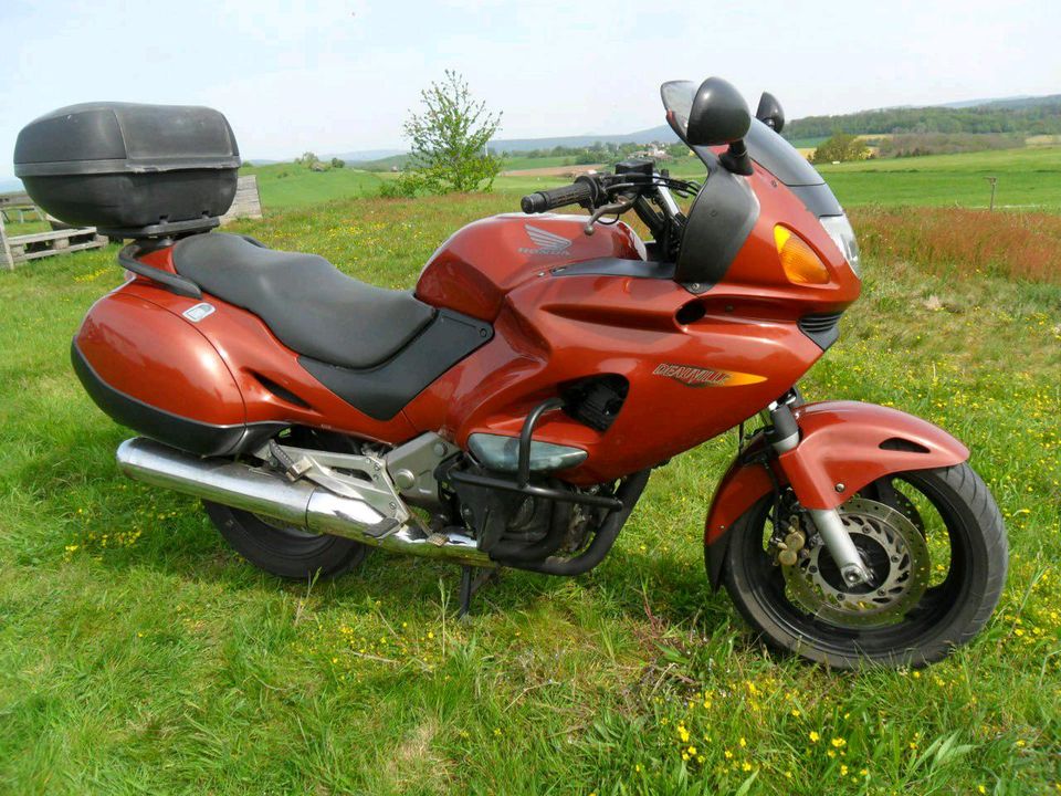 Honda NT650V DEAUVILLE in Felsberg