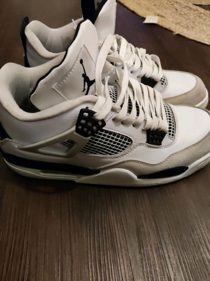 Jordan 4er Military black in Porta Westfalica