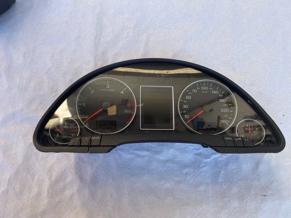 Audi A4 B7 Tacho Display Kombiinstrument 8E0920932 in Gründau