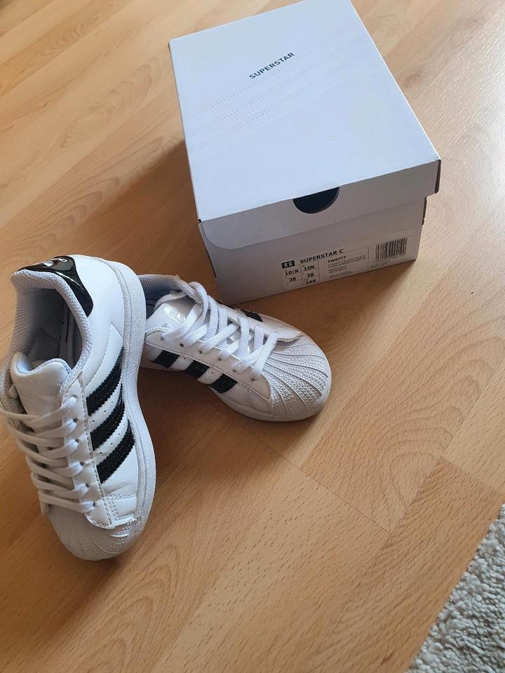 Adidas Superstar mit Blumen GroBe 28 in Bayern Kreuzwertheim Gebrauchte Kinderschuhe GroBe 28 kaufen kleinanzeigen