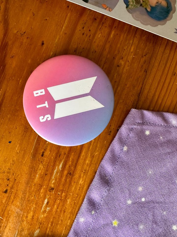 BTS Fanartikel Kissen Sticker Button in Berlin