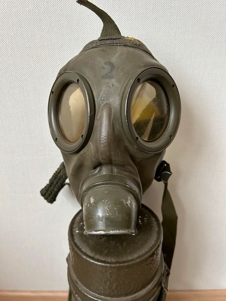 Alte deutsche Gasmaske mit Tragebehälter (ABC-Maske), Militaria in Schalkenmehren