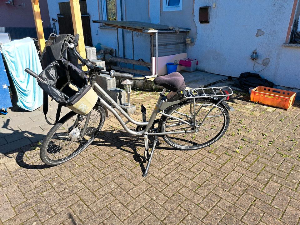 Fahrrad mit elektrischem Hilfsmotor in Bausendorf