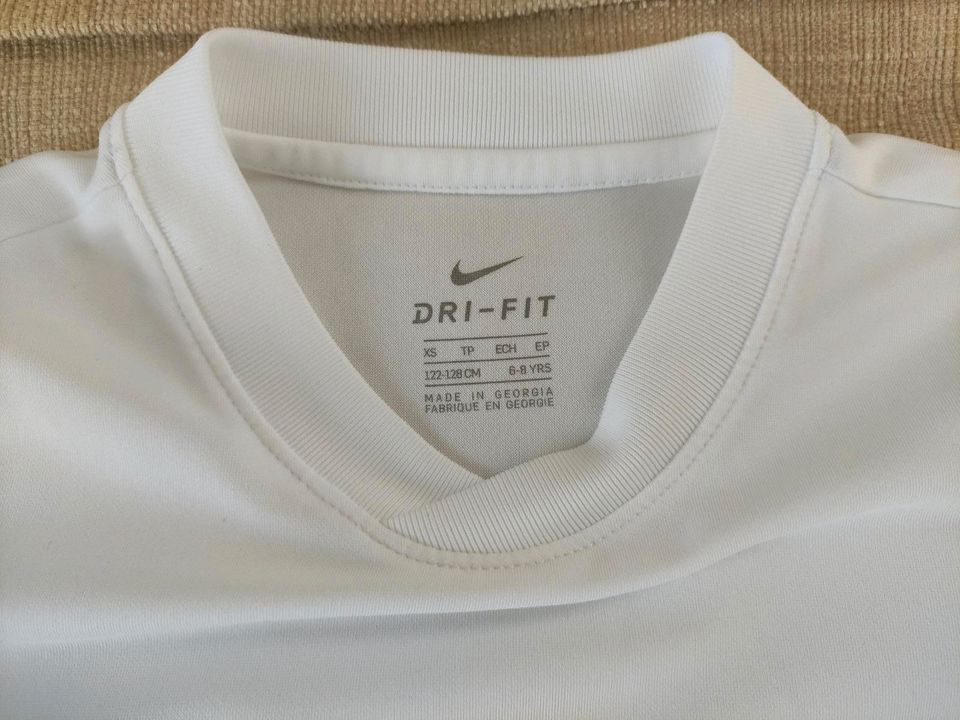 Sport Sachen Puma, Nike unisex / Größe 128 in Isernhagen