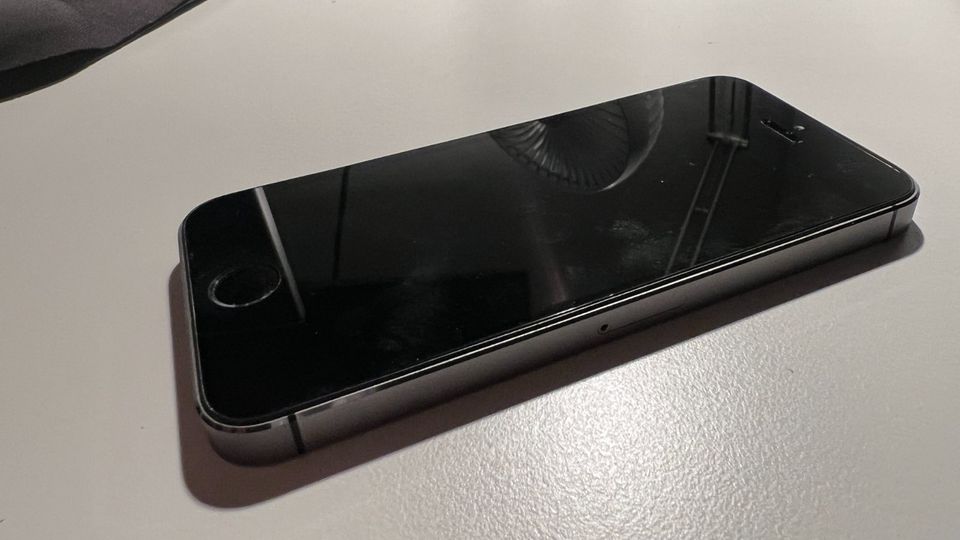 iPhone 5S 16 GB (defekt) inkl. Lederhülle in Leipzig