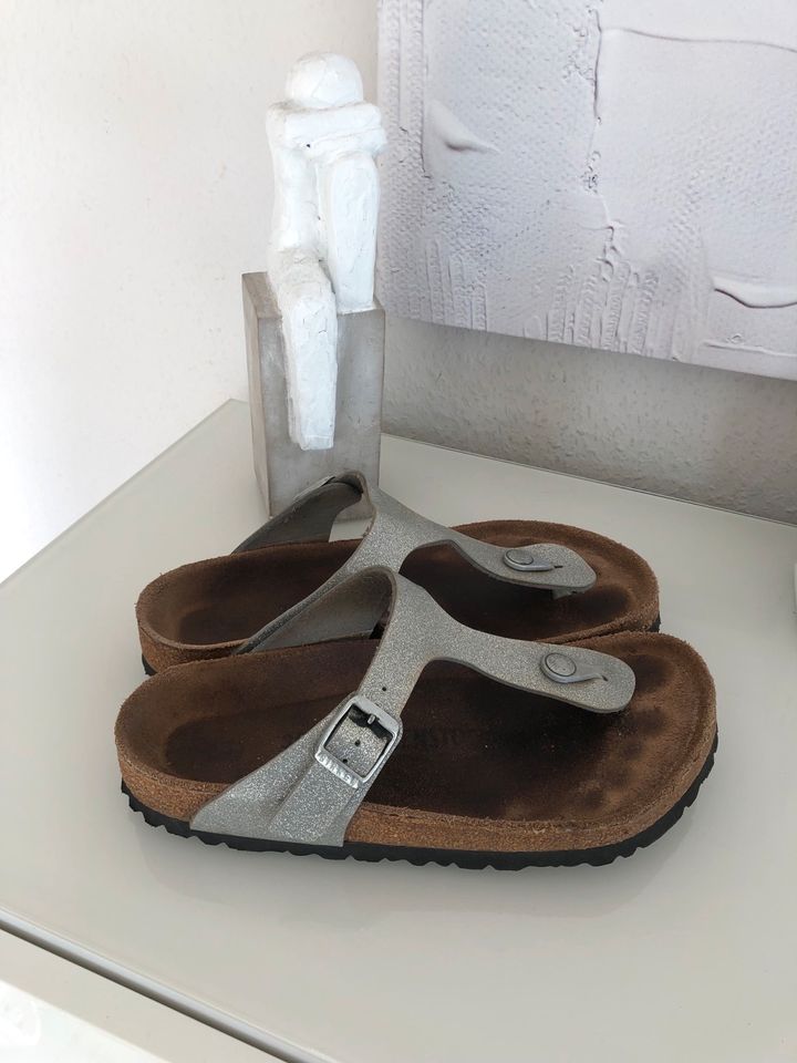 Birkenstock Sandalen Zehentrenner Gizeh Silber Glitzer gr. 38 in Oldendorf (Holstein)