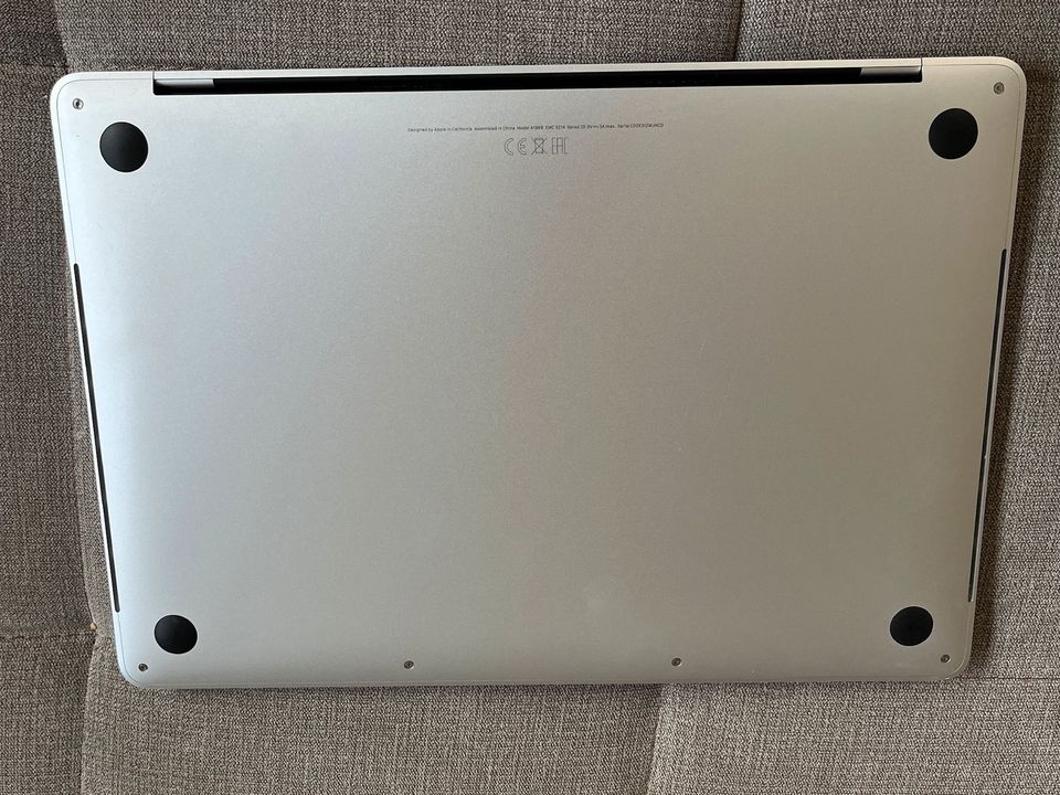 Apple MacBook Pro 13-inch mit Touch Bar, Silber in Uelzen