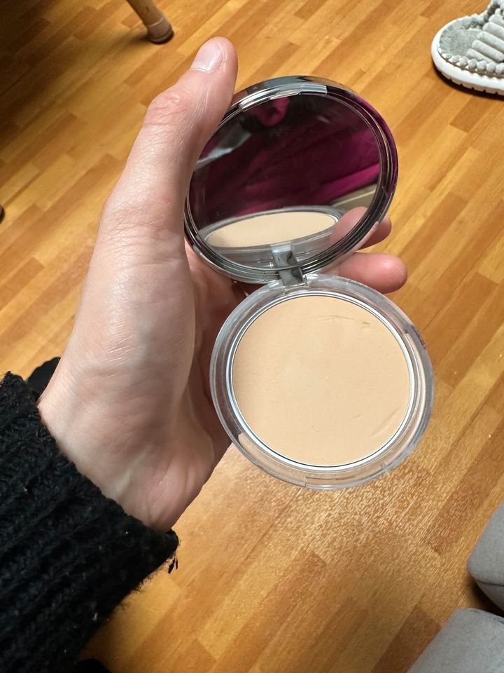 Clinique Almost powder Make-up in Ludwigshafen