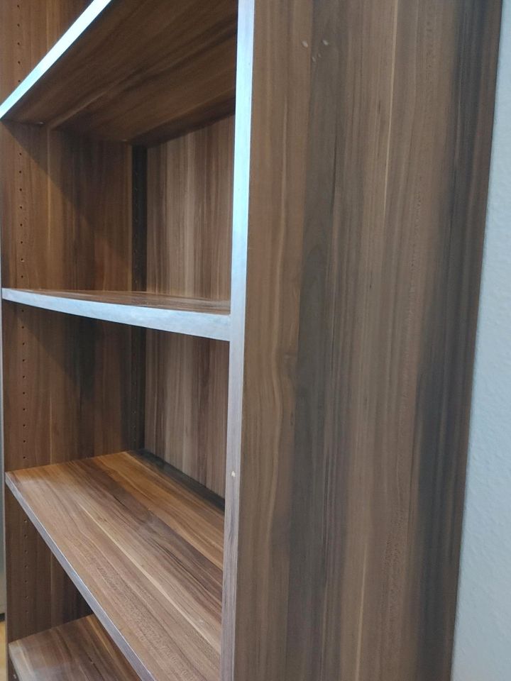 Bücherschrank dunkles Furnier in Leipzig