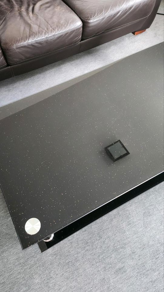 Stylischer Wohnzimmer-Tisch aus schwarzem Glas 'Sternenstaub' in Hückeswagen