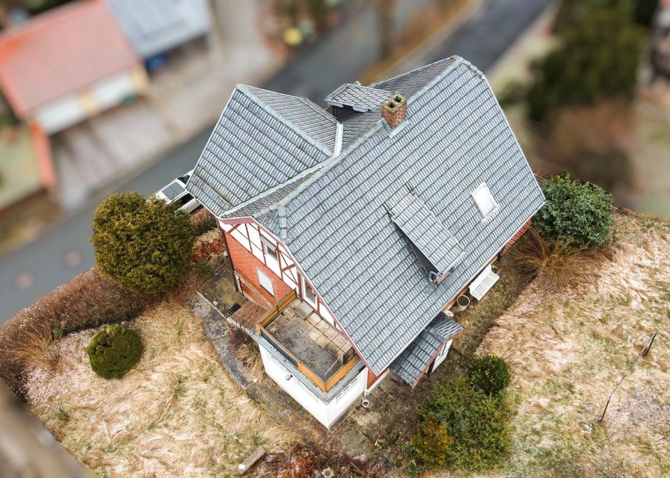 Charakteristisches Fachwerkhaus mit Blick auf die Veste Coburg in Coburg