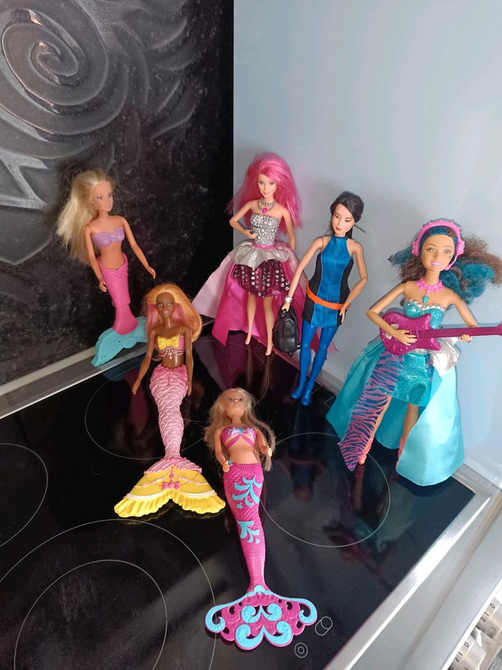 Barbie Konvolut 6 Barbies Mattel Meerjungfrau Sängerin Gitarre in Gummersbach