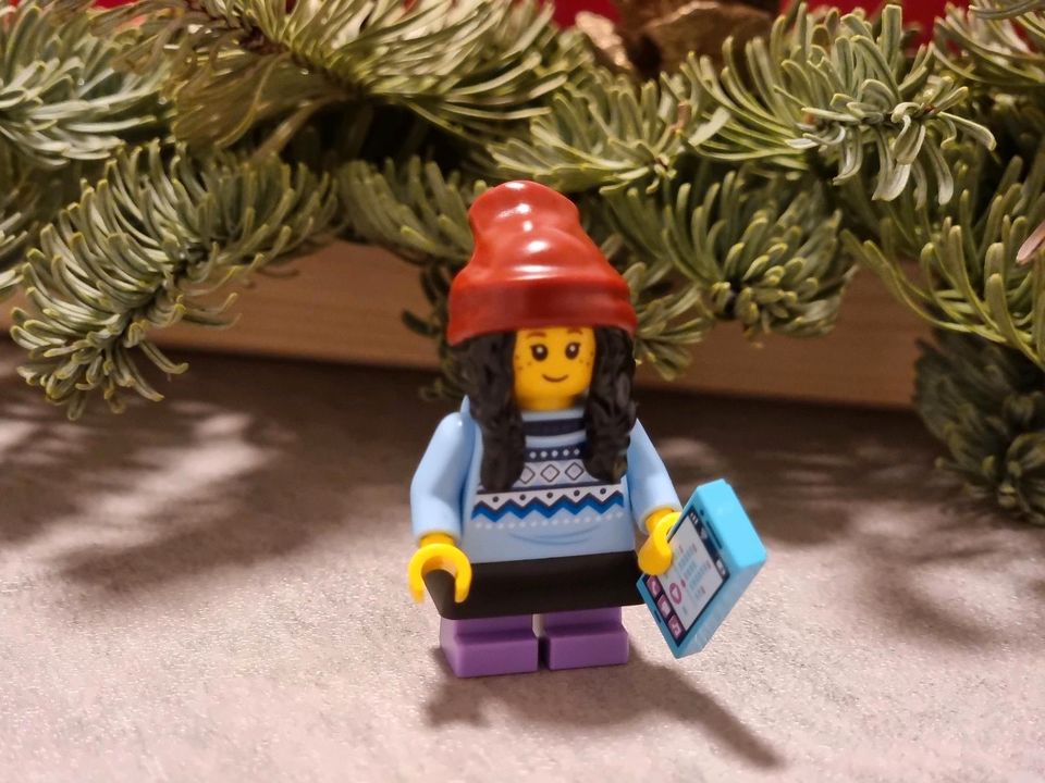 Lego Minifigur Kind Mädchen im Kleid mit Smartphone in Mülheim (Ruhr)