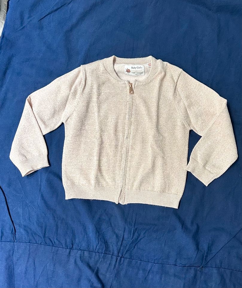 Zara Mädchen goldschimmernde Strickjacke Gr 98 mit Reißverschluss in Bielefeld