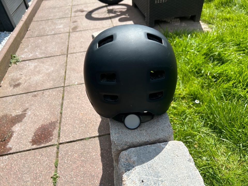 Schwarzes Bmx mit Helm in Duisburg