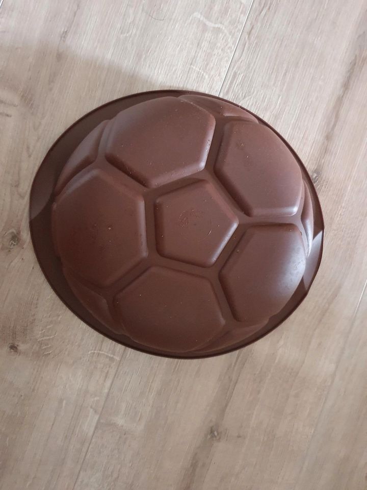 Tupperware Silikon Backform Kuchenform Fussball in Gudensberg