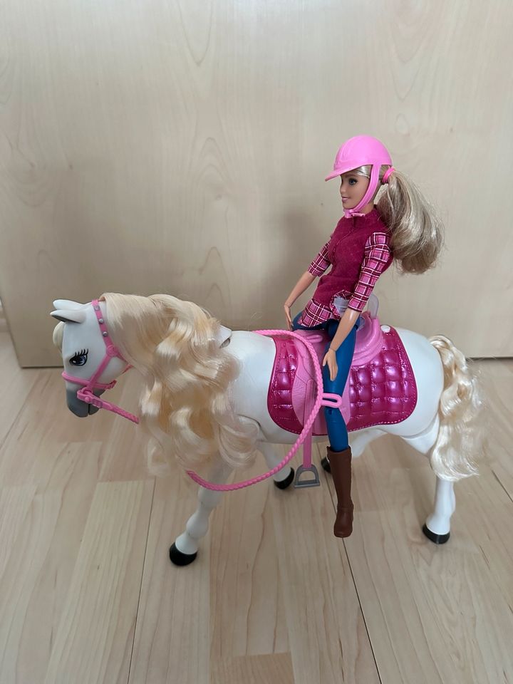 Barbie mit tanzendem Pferd in Koblenz