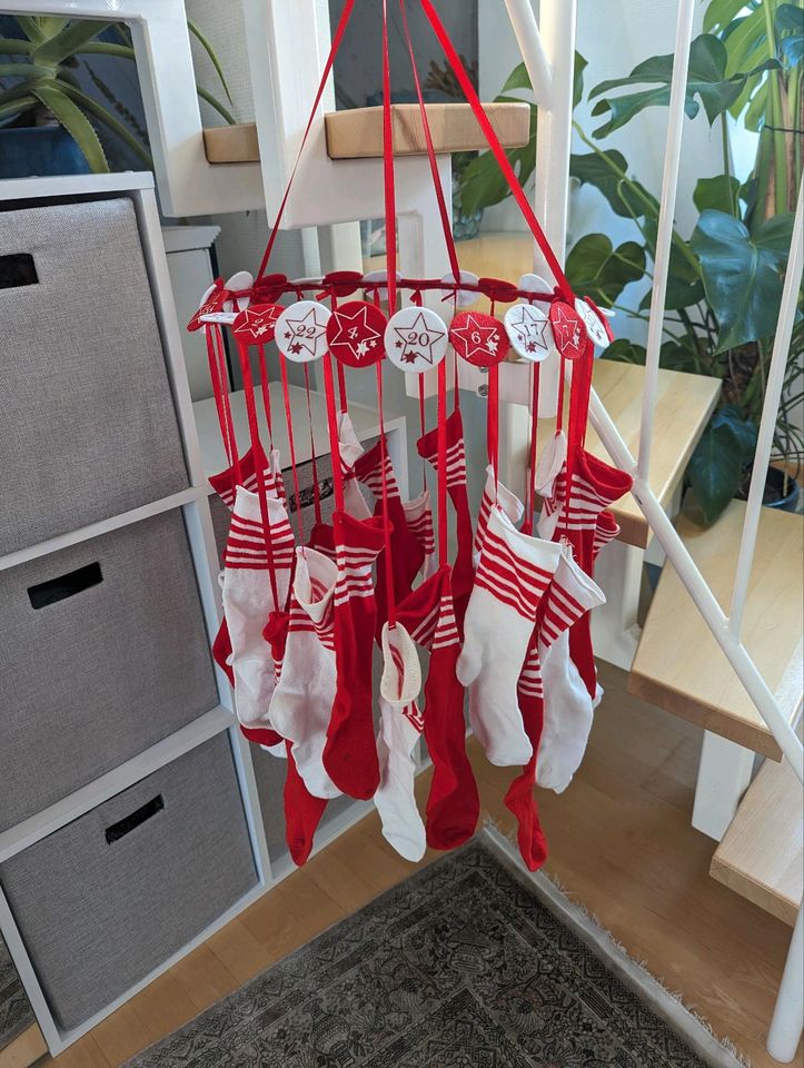 Süßer Adventskalender - Weihnachtsdeko mit Socken rot/weiß in Wiesbaden