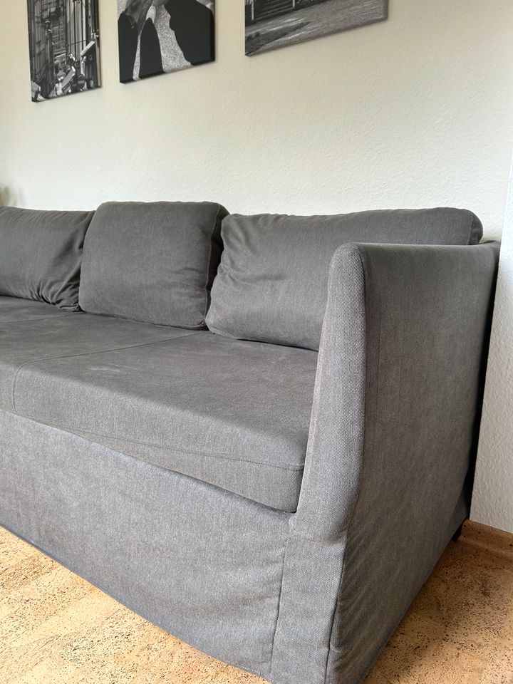 Graues Ikea Sofa mit verstellbaren Fußteil in Langenberg