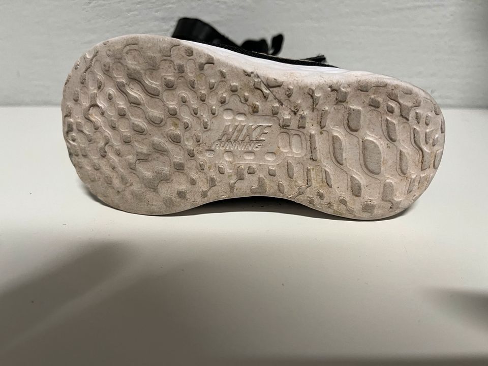 Nike Schuhe Gr. 23,5 25 26 Flex Runner oder Revolution in Bad Neustadt a.d. Saale