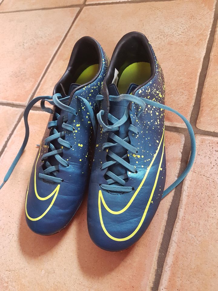 Nike Fußballschuhe  Halle+Draußen Set Gr 42,5 in Karlshuld