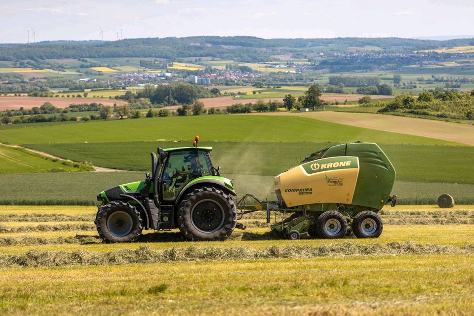 Rundballen pressen Heu Stroh Silage in Allendorf