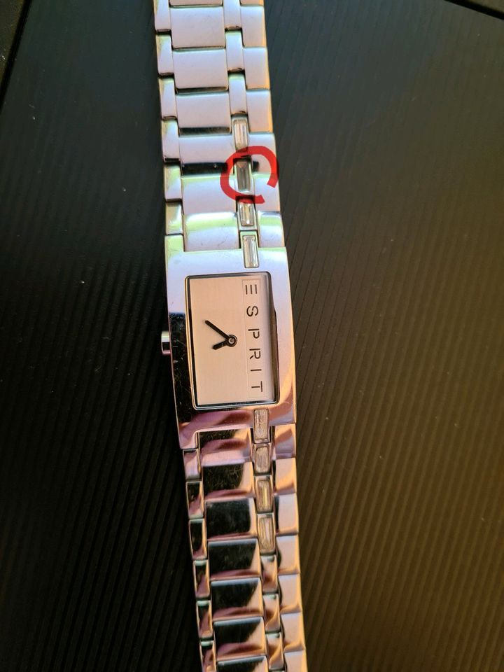 Damenuhr / Armbanduhr von Esprit silberfarben, Edelstahl in Neunkirchen Siegerland