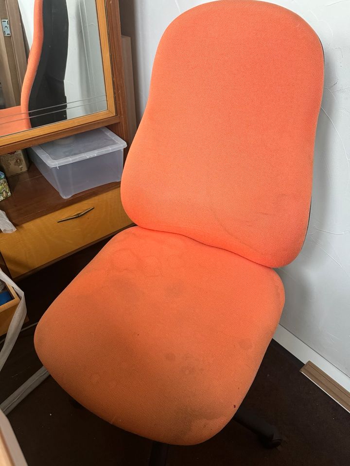 Hochwertiger Büro Stuhl in Orange in Griesheim