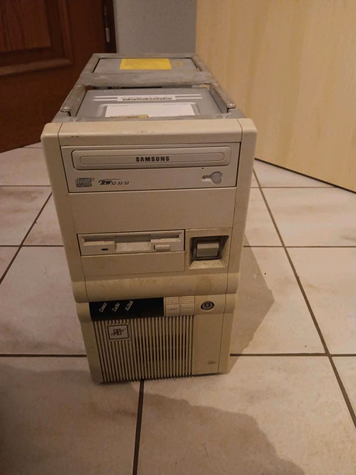 PC 486 DX 33Mhz an:  32MB RAM  257MB in Harpstedt