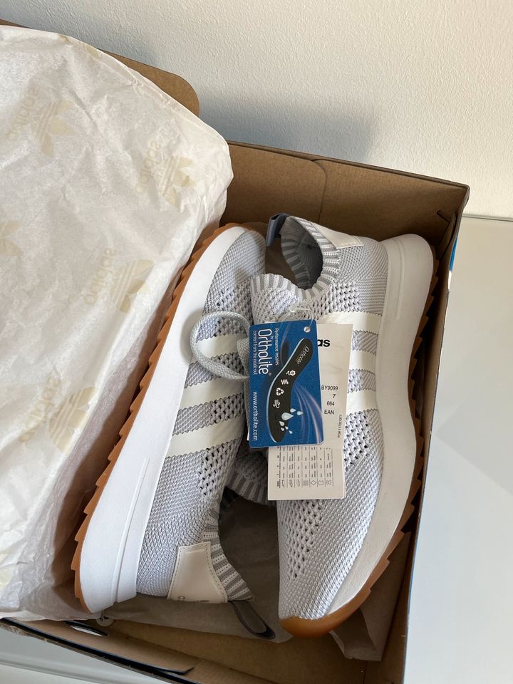 Adidas Originals Damen Sneaker Größe 40 2/3 grau Neu mit Karton in Freiburg im Breisgau