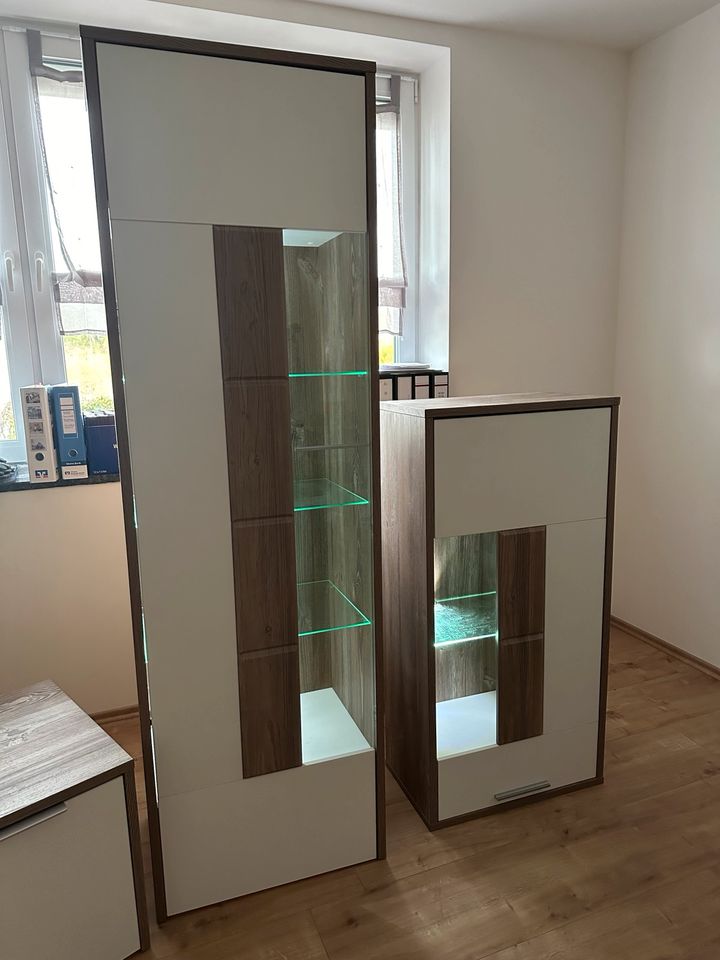 Wohnwand/ Lowboard, Vitrine & Hängeschrank mit LED-Beleuchtung in Selbitz