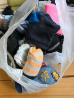 Einen Beutel voll Baby- und Kindersocken Nordrhein-Westfalen - Radevormwald Vorschau