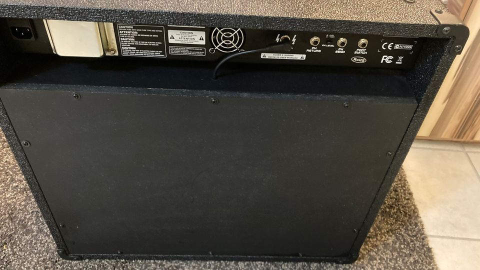 Behringer Gitarrenverstärker VT100FX (mit Effekten) in Ratingen