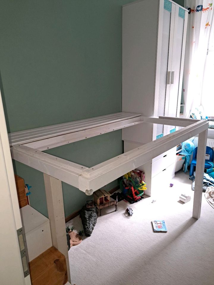 Kinderbett Hochbett mit Stufenregal (für ca. 2-10-jährige Kinder) in Berlin