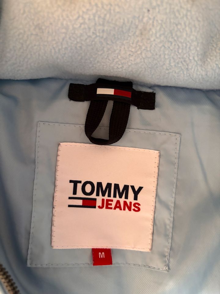 Tommy hilfiger daunenjacke hellblau M neu! in Rheinböllen