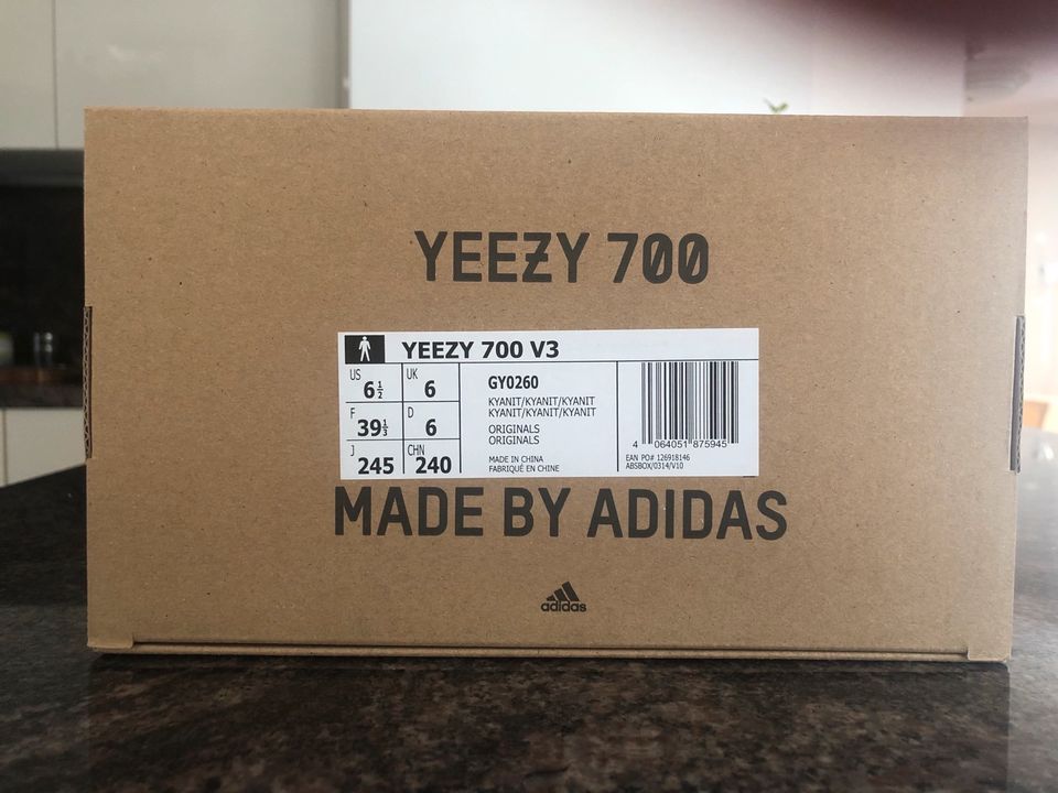 Adidas Yeezy 700 V3 Kyanite Gr. 39 1/3 EU in Berlin