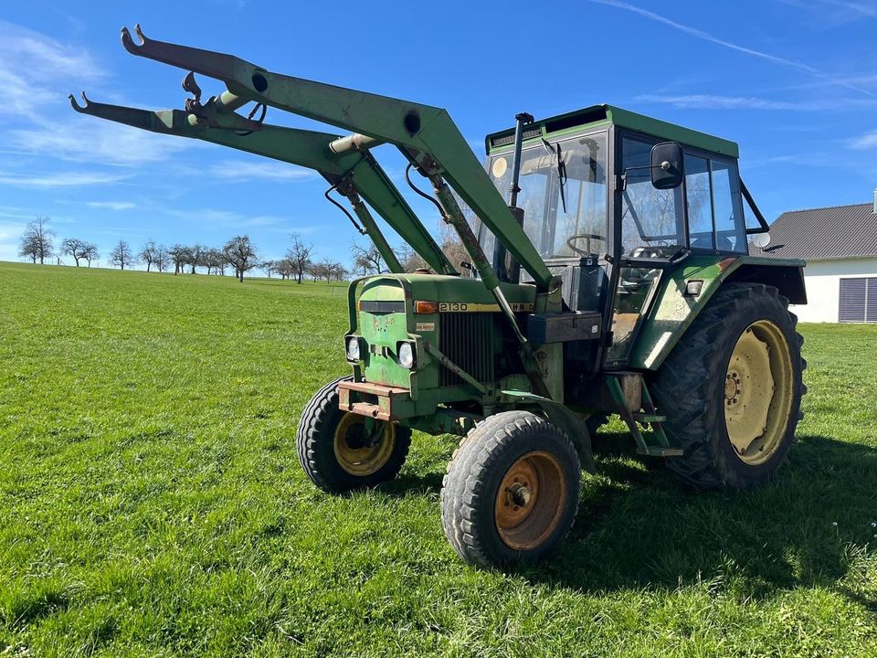 John Deere 2130 Frontlader mit Schaufel und Gabel in Ertingen