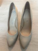 Elegante High Heels mit goldverzierten Absätzen Hessen - Raunheim Vorschau
