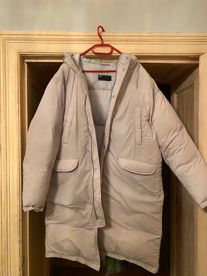 Lange Winterjacke Mantel hellbeige/weiß in Berlin